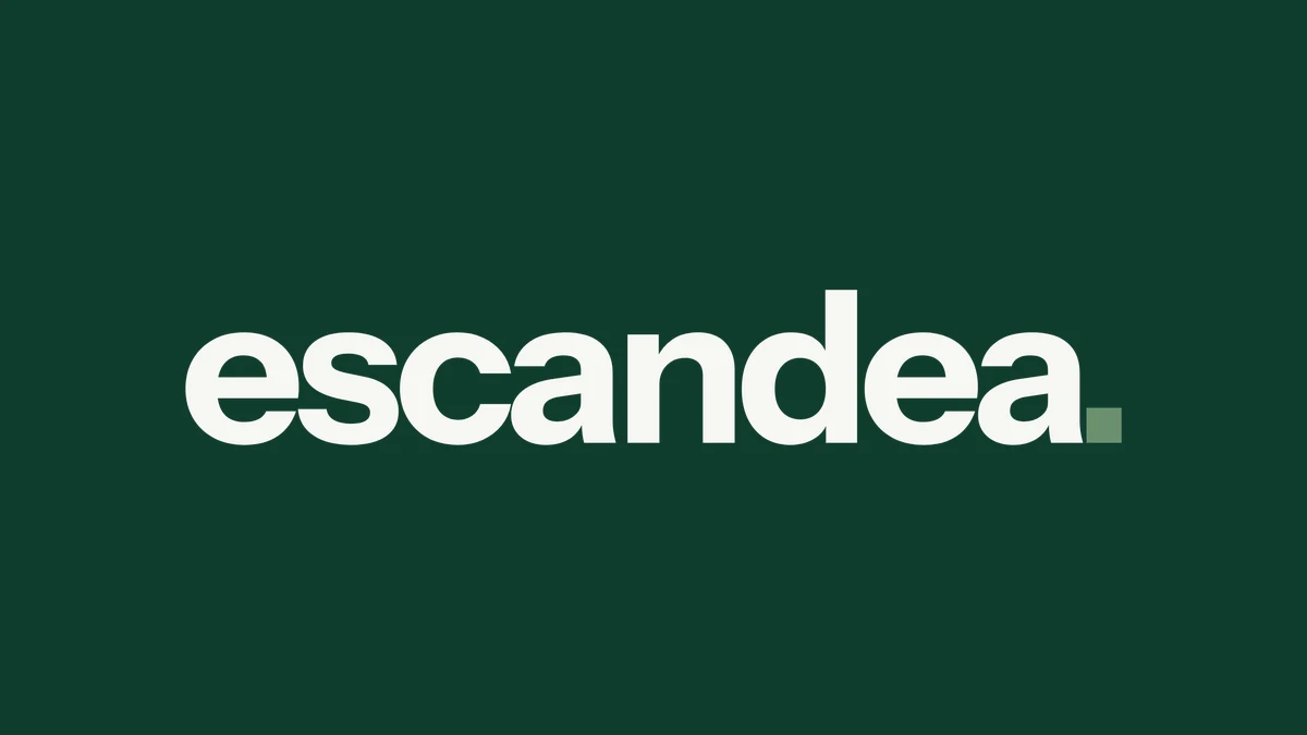 Logotipo de Escandea sobre fondo verde