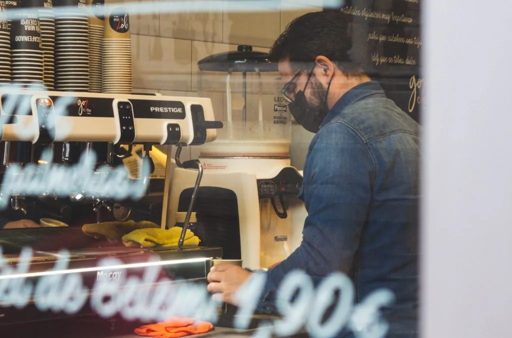 Barista trabajando en una tienda Go Coffee